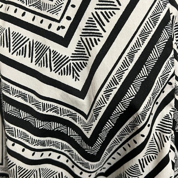 Black and white print full shorts - Picture 2 of 3